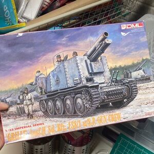DML Grille 1/35 German armor WWII model kit with crew, new open box